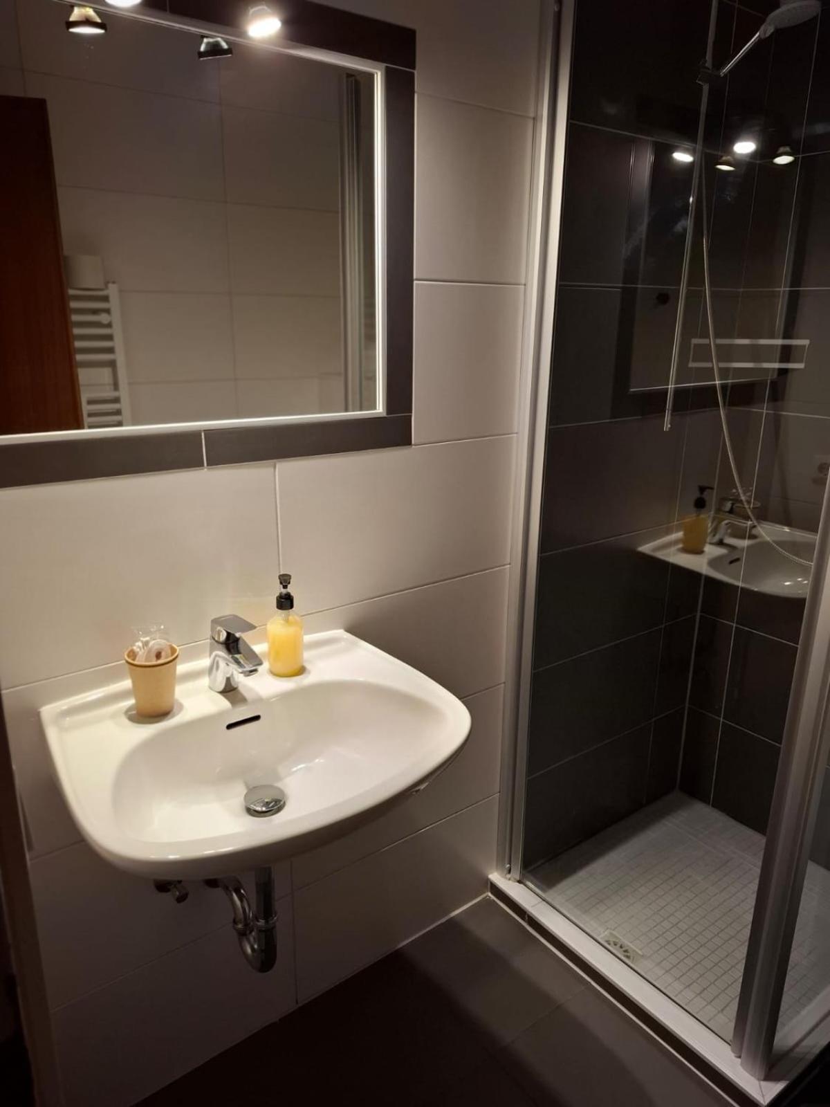 Hotel Am Schwarzen Berg Stade Bagian luar foto