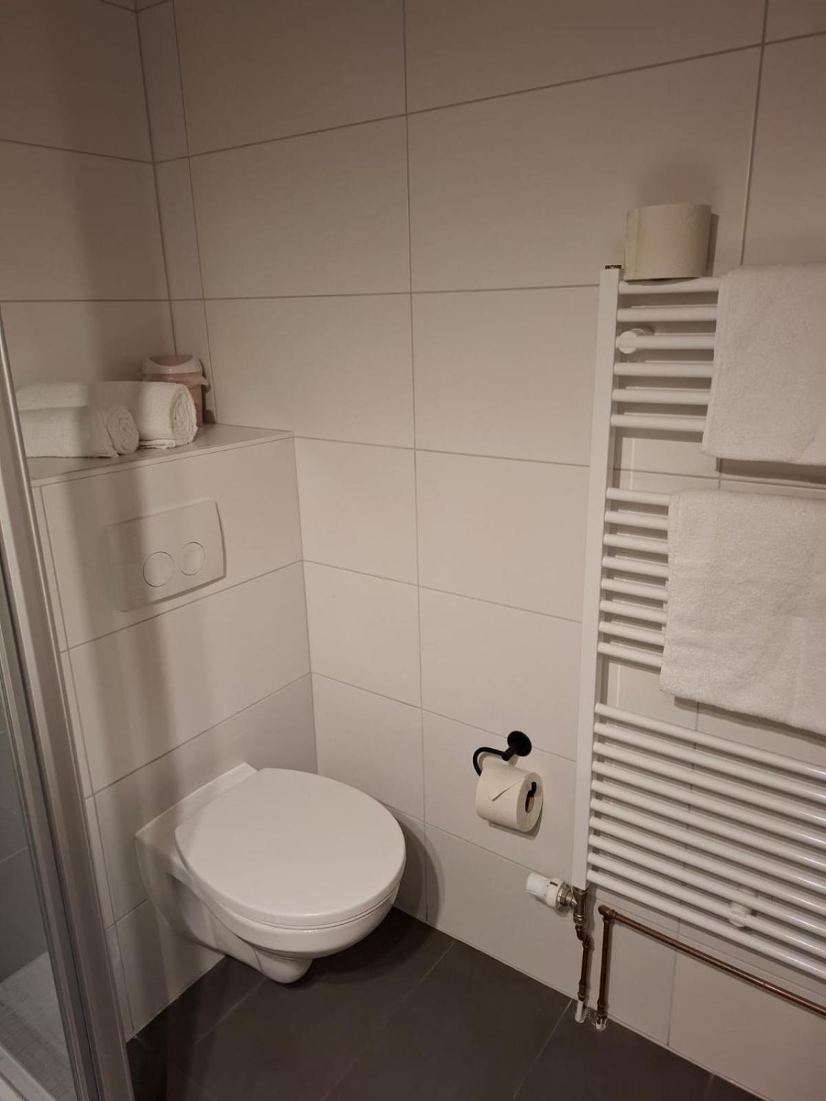 Hotel Am Schwarzen Berg Stade Bagian luar foto