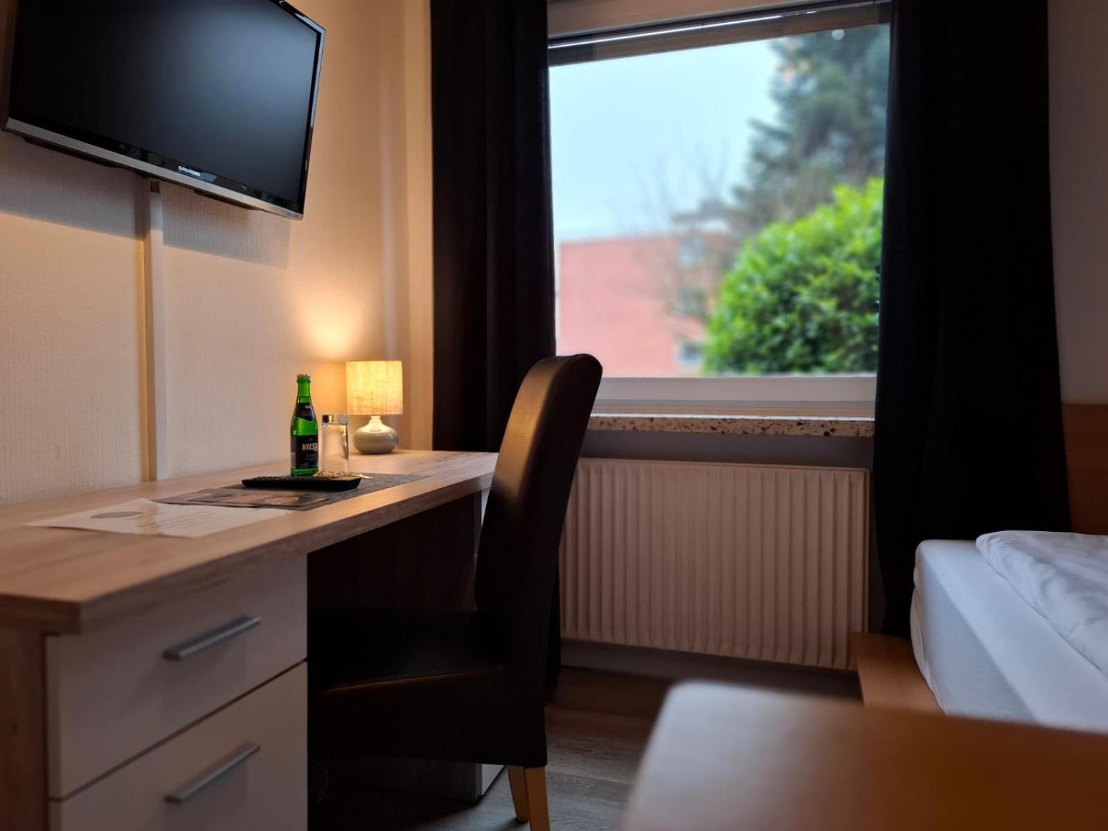 Hotel Am Schwarzen Berg Stade Bagian luar foto