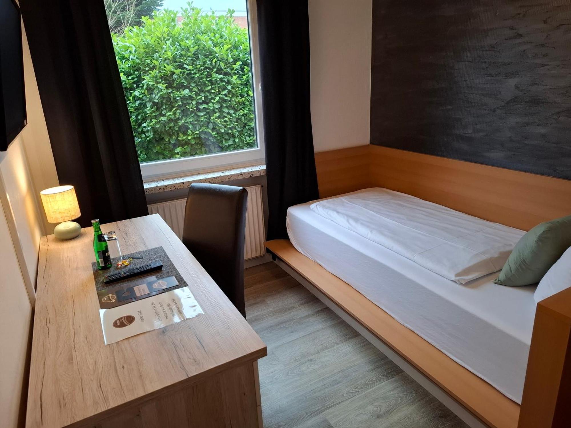 Hotel Am Schwarzen Berg Stade Bagian luar foto