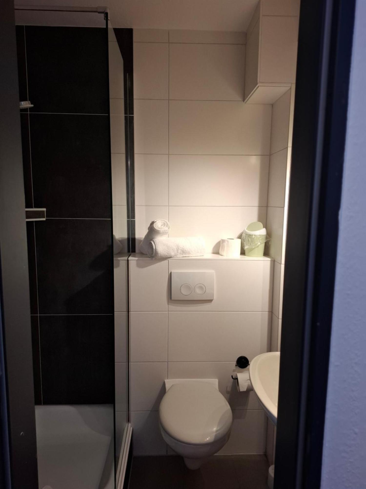 Hotel Am Schwarzen Berg Stade Bagian luar foto