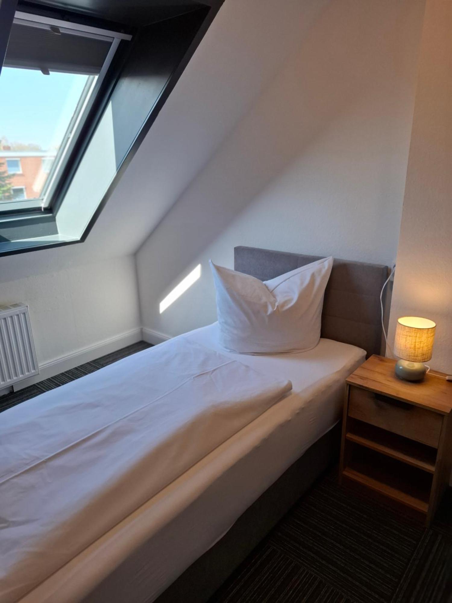 Hotel Am Schwarzen Berg Stade Bagian luar foto